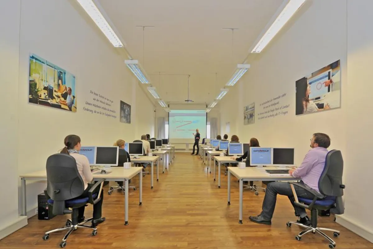 © Datagroup Hamburg GmbH: Hochwertig ausgestatteter Schulungsraum der neu gegründeten Akademie.
