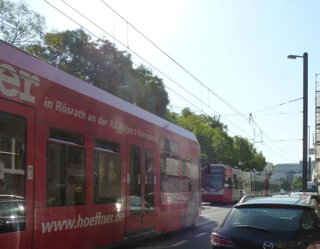 Bürgervorschlag: Anbindung Bonner Straße (+Rondorf/Meschenich) über Hönninger Weg (Bild) und Ringe.
