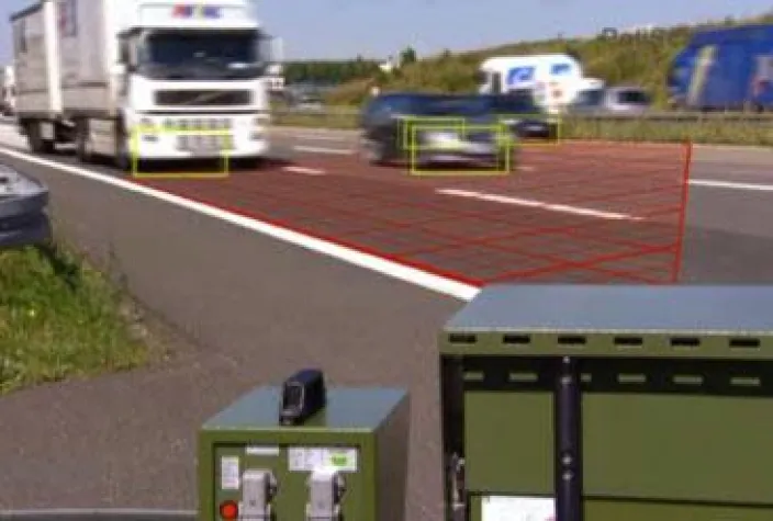 Bild: Geschwindigkeitsmessung und Rotlichtüberwachung mit Lasertechnik erhöhen die Sicherheit im Straßenverkehr