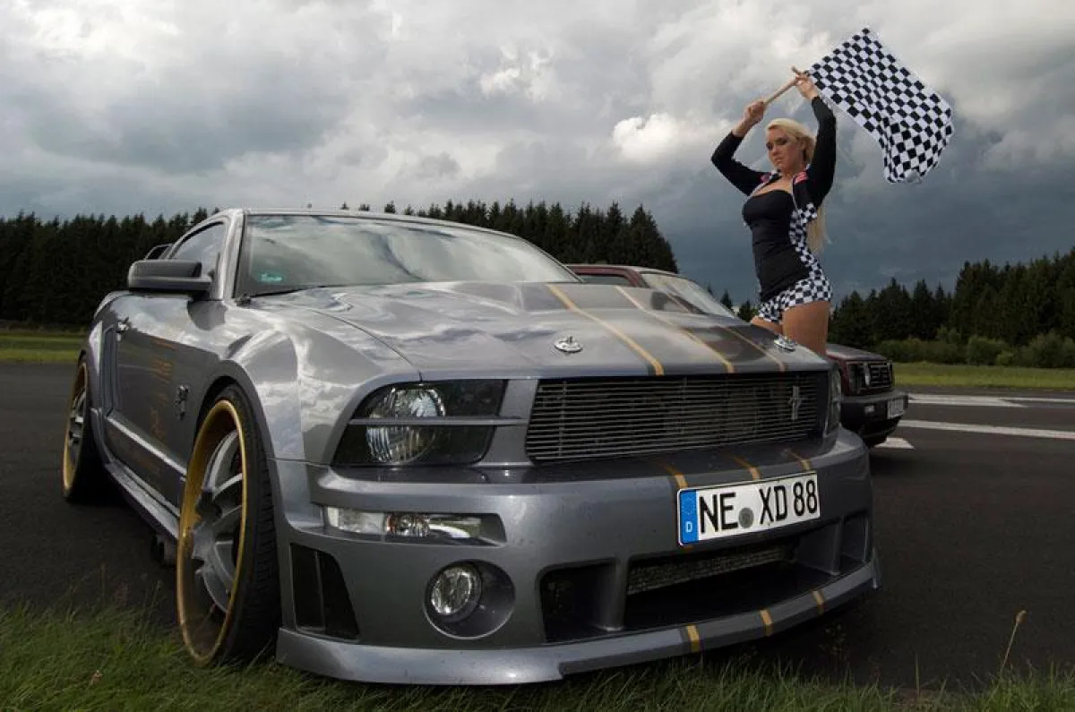 Desi Schwan mit ihrem getunten Mustang