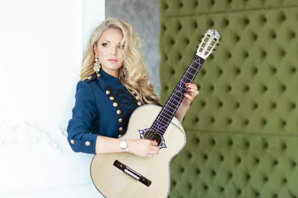 Bild: Gitarrenqueen NADiA Kossinskaja: „Oblivion“ knackt die 6 Mio-Marke – „Cavatina“ neue Single