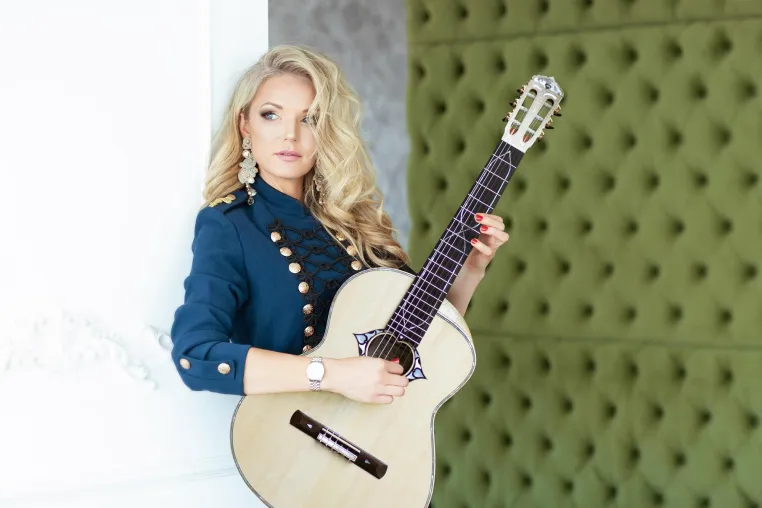 Bild: Gitarrenqueen NADiA Kossinskaja: „Oblivion“ knackt die 6 Mio-Marke – „Cavatina“ neue Single