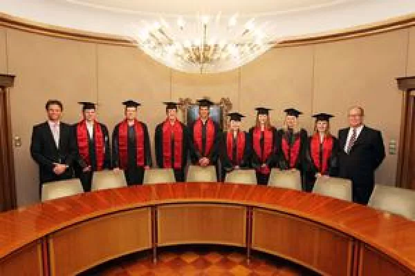 FOM Hochschule in Bremen verabschiedet Master-Absolventen Bild: FOM Hochschule in Bremen verabschiedet Master-Absolventen