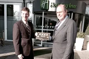 Bild: Neue Sterne am Lübecker Himmel. Modernisiertes Holiday Inn Lübeck erhält Vier-Sterne-Superior-Klassifizierung