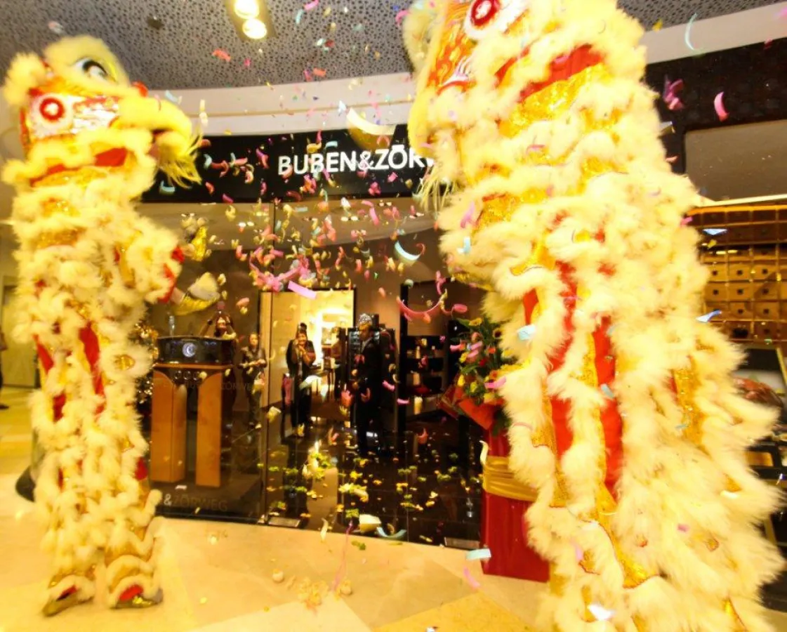 Highlight der eindrucksvollen Boutique-Eröffnungsfeier in Singapur war ein Löwentanz