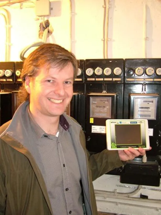 Erich Friedrich, Projektleiter Entwicklung bei Vierling, präsentiert das Verena Display.