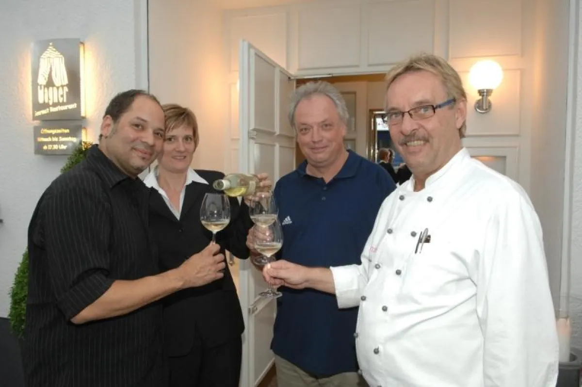 Musiker Erich Zawinul. Produzent Joachim Becker zu Gast bei Gourmet-Koch Jupp Wagner und Restaurantleiterin Marjanne van Goor