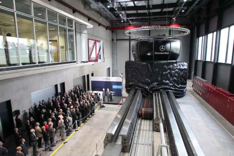 Vorstellung des neuen Fahrsimulators von Daimler mit b&b eventtechnik Bild: Vorstellung des neuen Fahrsimulators von Daimler mit b&b eventtechnik
