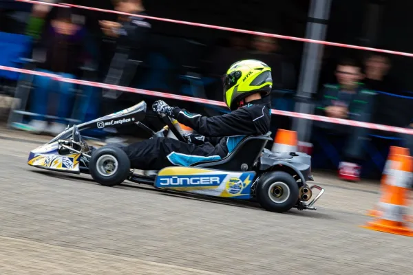 Bild: Tradition und Jugendförderung: Jünger GmbH aus Siegen unterstützt regionale Kart Nachwuchstalente