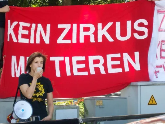 Bild: Mit Sattelschleppern und Trompeten gegen Tierrechtler und Grundrechte