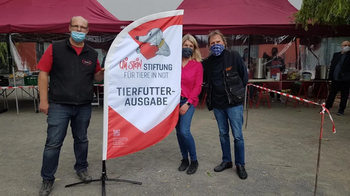 Uli Stein mit Mario Cordes von der OHH und Katja Seifert