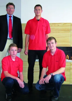 Bild: Kaminofen-Hersteller LEDA: Drei Azubis freuen sich über einen feurigen Start ins Berufsleben