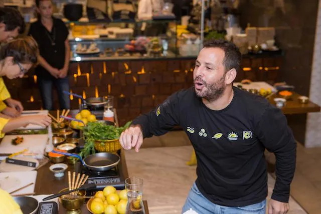 Bild: Koch Workshop mit Sternekoch Shahaf Shabtay im Szene Restaurant Nithan Thai Berlin.