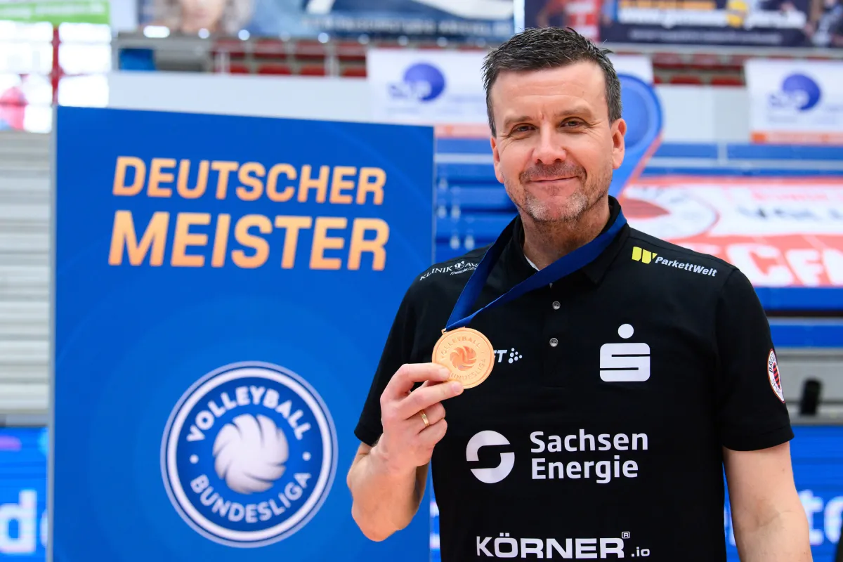 Siegerehrung mit Alexander Waibl nach dem Gewinn der Volleyball-Meisterschaft als Trainer des DSC (© Conny Kurth / www.kurth-media.de)