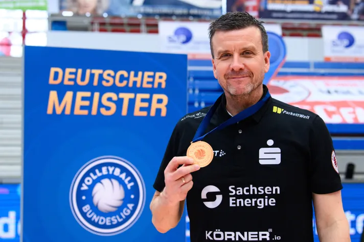 Bild: Volleyball-Meistertrainer Alexander Waibl vom Dresdner SC im Interview bei CarlMarie