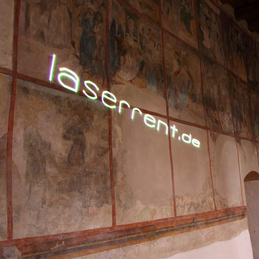 Textprojektion auf eine Kircheninnenwand