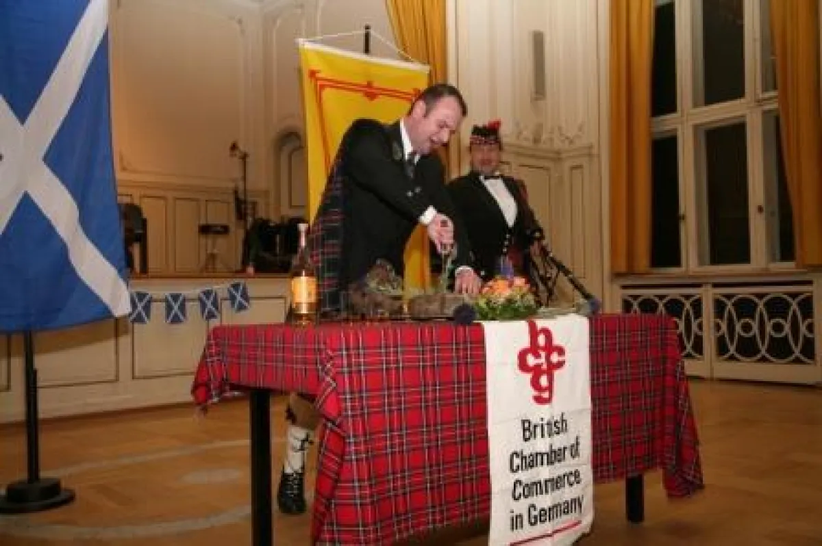 Burns-Experte Brian Laird beim Aufschneiden von Haggis