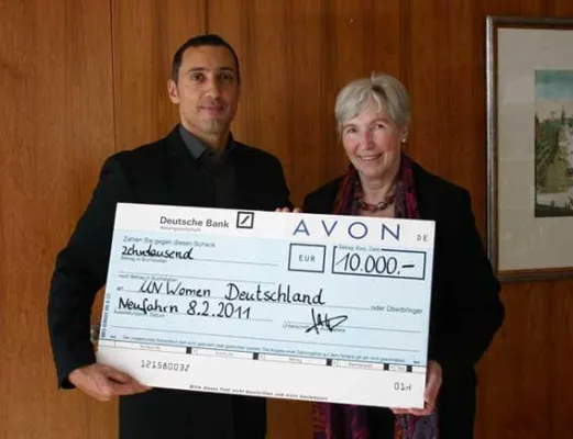 AVON Deutschland übergibt 10.000 Euro an das Deutsche Komitee von UN Women Bild: AVON Deutschland übergibt 10.000 Euro an das Deutsche Komitee von UN Women