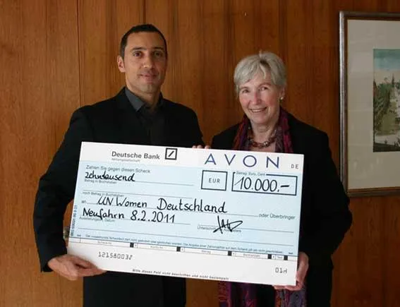 Bild: AVON Deutschland übergibt 10.000 Euro an das Deutsche Komitee von UN Women