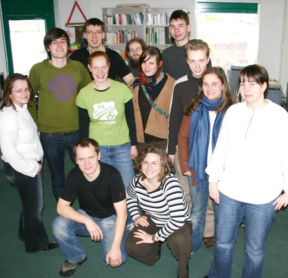 Neuer fjp>media-Vorstand. Hinten v.l.n.r.: Mandy Hannemann, Christoph Herms, Tobias Proß, Kai Hartig, Stephan Haake. Davor v.l.n.r.: Kristin Heiß, Lisa Richter, Erik Staschöfsky, Deborah Riemann, Juli