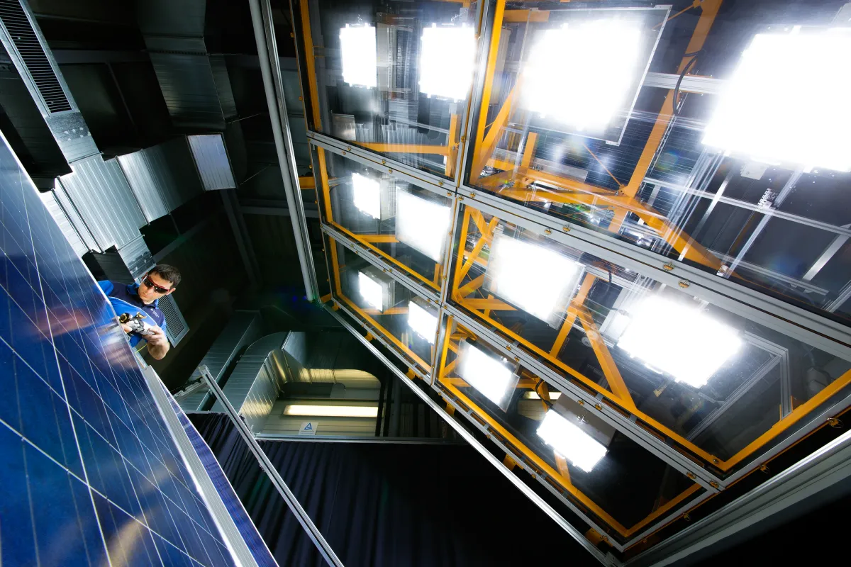 Alles nach Norm: Der Sonnensimulator des TÜV Rheinlands prüft die Leistungsfähigkeit von PV-Modulen (© TÜV Rheinland)