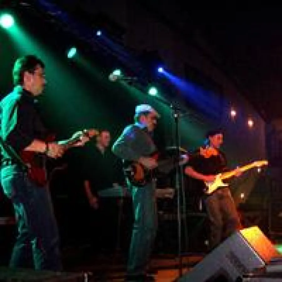 Der Band-Name „Spaija-Gäng“ entstammt der Mayener Mundard  „Spaija“ für Speicher/Dachboden, dort hat die Band früher geprobt.