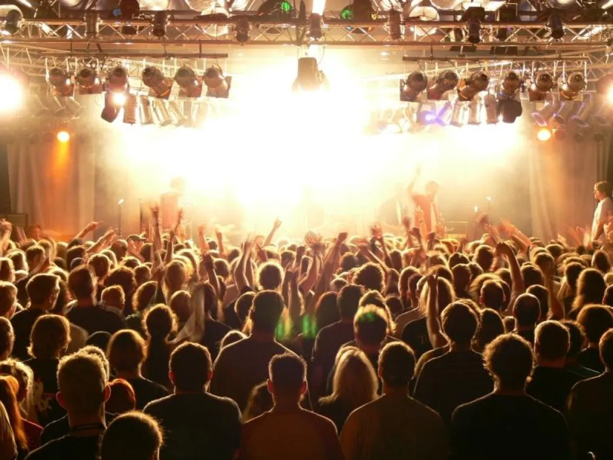 An der ebam Akademie lernen Bands und Agenturgründer, Live-Auftritte zu beschaffen.