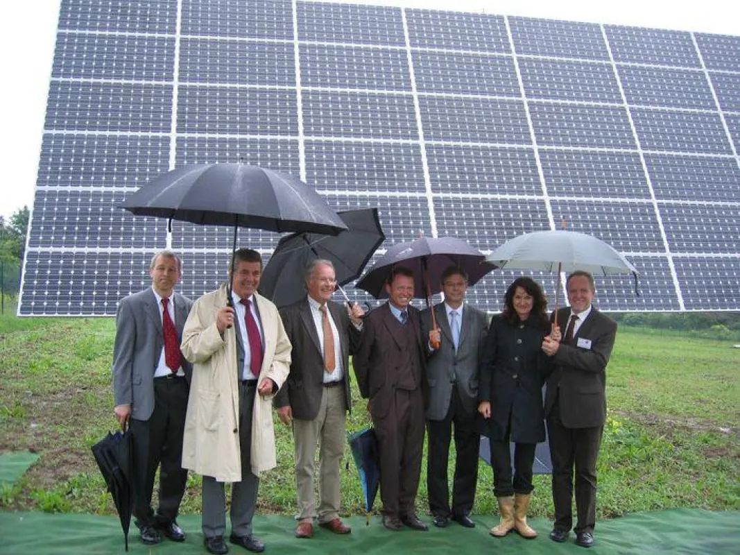 Die Sonne war zwar bestellt, ist aber leider nicht gekommen zur Einweihung des Solarparks. v.l.: Sieper (Kreisverwaltung Mainz-Bingen), Bess (Bgm. VG), Weller (Ortsbgm.), Hüttner (MdL), Dr. Seimetz (S