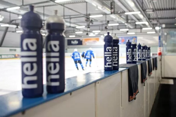 Tradition verbindet: hella und die Hamburg Freezers verlängern Partnerschaft Bild: Tradition verbindet: hella und die Hamburg Freezers verlängern Partnerschaft