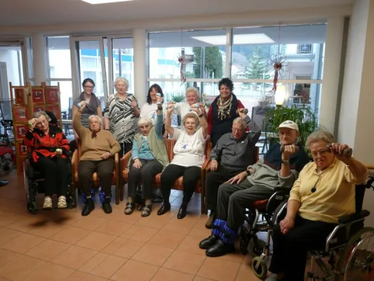 Bild: Freuen sich über „fit für 100“: Das Übungsleiterteam mit der „starken“ Truppe