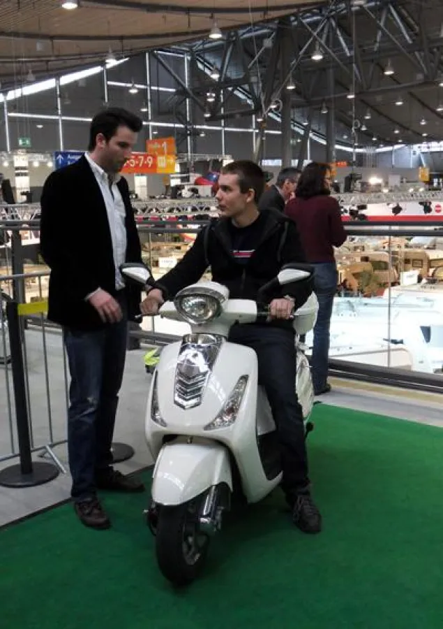 Probefahrt auf der CMT -  Geschäftsführer Patrik Tykesson (l.) erklärt die Vorteile des Kumpans