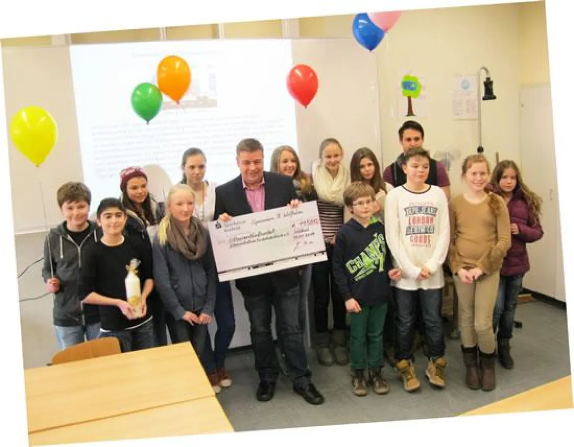 Spendenübergabe der Schüler an Frank Fleßer (Elterninitiative)