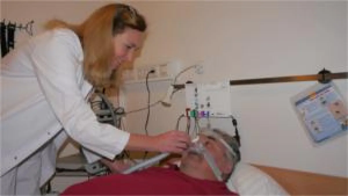 Dr. Carlotta Reffke überprüft den Sitz einer Atemmaske für einen Patienten.