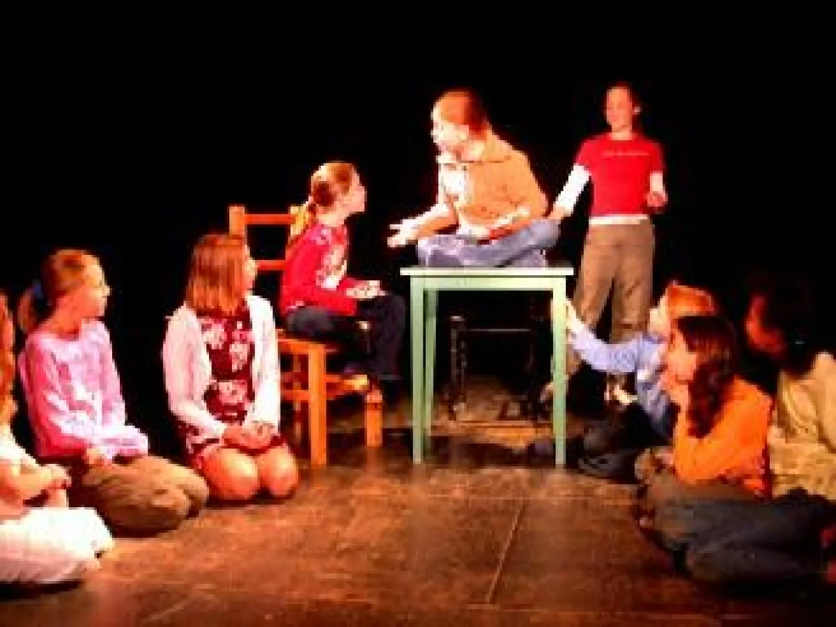 Schauspielschüler diskutieren über die Rollenverteilung