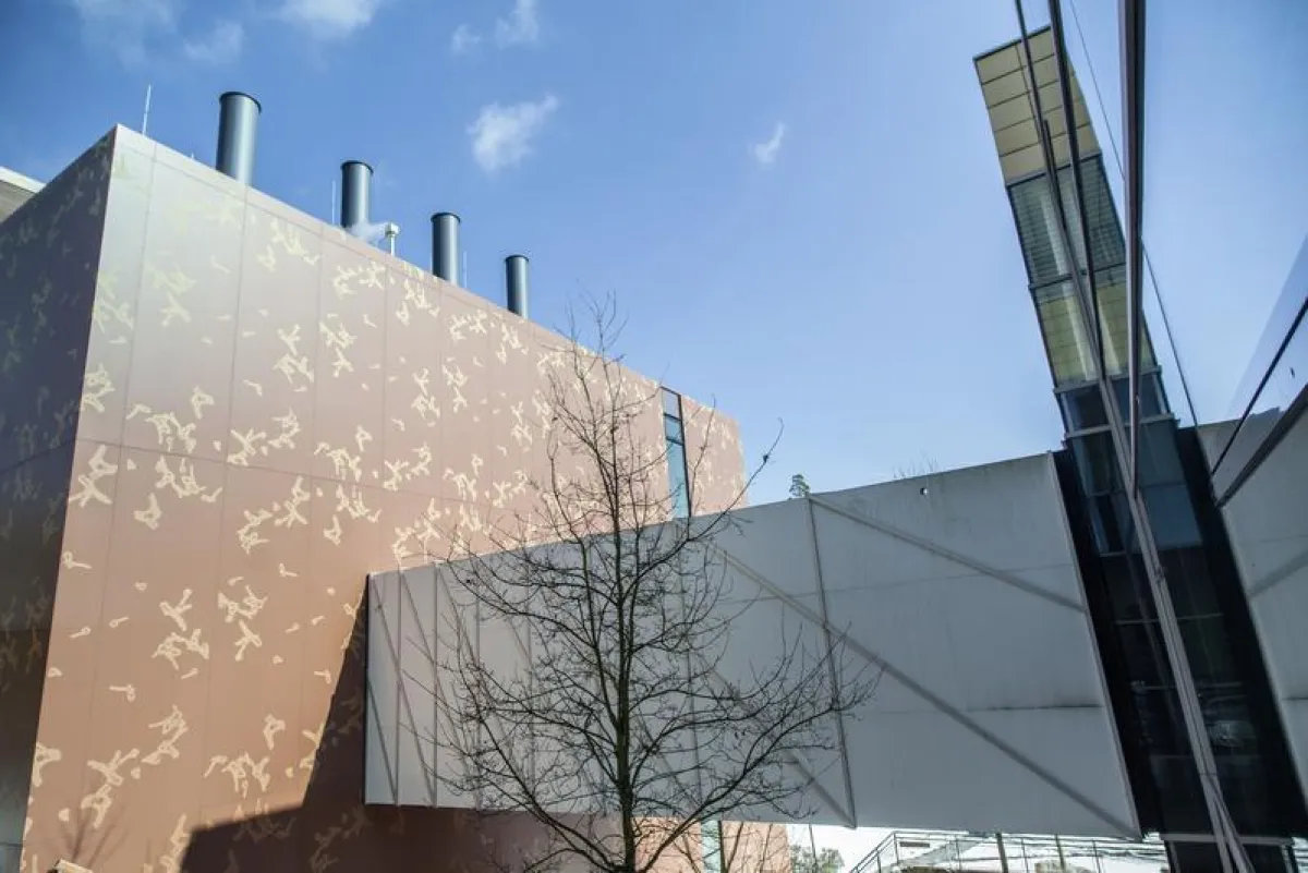 Gefahr gebannt: Das Muster auf der Fassade des Marburger virologischen Hochsicherheitslabors ist vom elektronenmikroskopischen Bild des Marburgvirus abgeleitet. ((Foto: Anna Schroll für „Hessen schaff