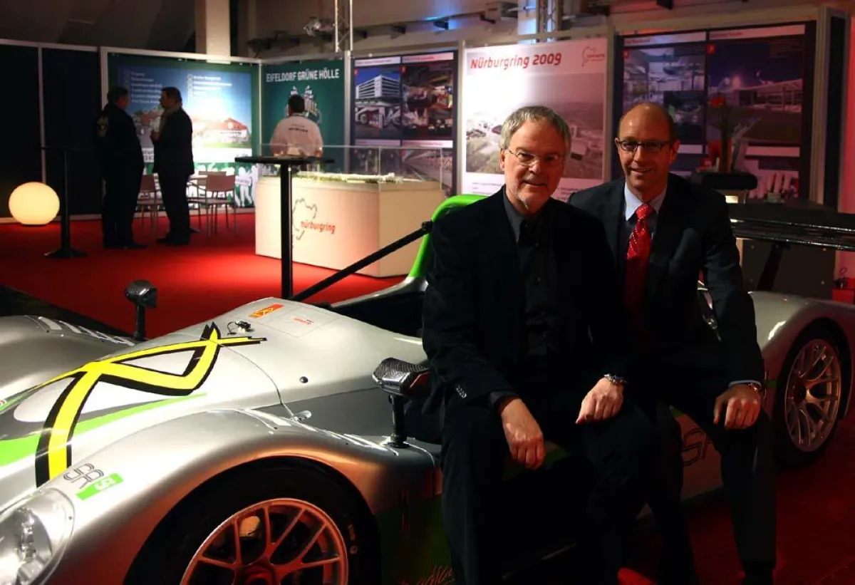 Besiegelten auf der Motorshow Essen die neue Partnerschaft: Dr. Walter Kafitz, Hauptgeschäftsführer der Nürburgring GmbH und Christian Droop, Radical Motorsport Deutschland (v.l.n.r.).