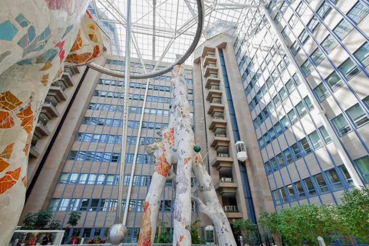 Bild: Aengevelt siedelt Industrieunternehmen LAR Process Analysers AG neu in Frankfurt an.