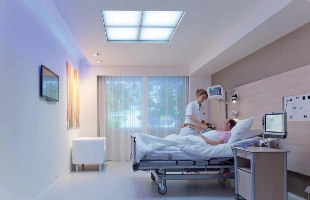 Am Mittag sind Helligkeit und kaltweiße Lichtfarben gefragt, um zu aktivieren. (Foto: licht.de)