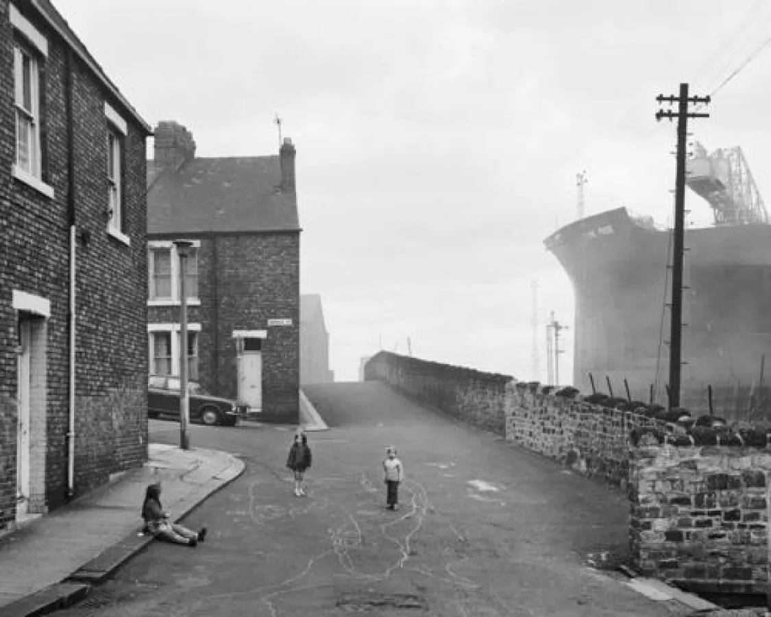 Housing and Shipyard, Wallsend, Tyneside, 1975 © Chris Killip