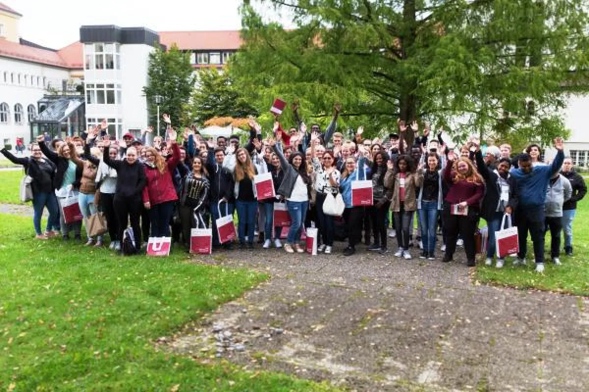 Fototermin für die 53 neuen Auszubildenden in der Altenpflege in der Stiftung Liebenau.
