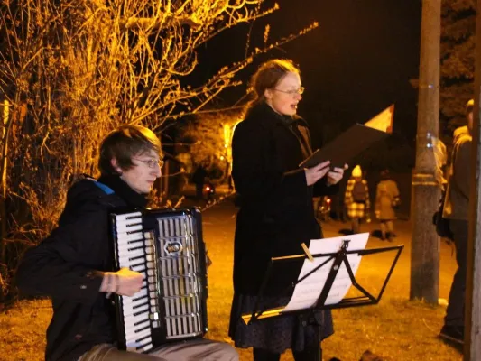 Bild: Schneeblumen-Gedenkweg - Erinnerungsweg in die Nacht für Auschwitz-Entronnene am 13. April 2020