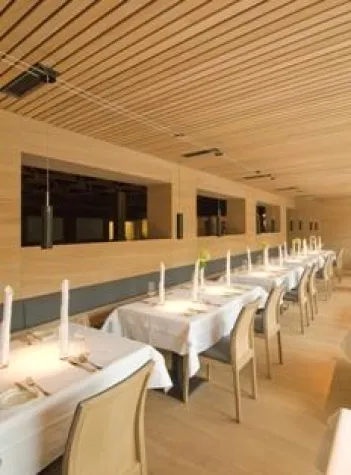 Bild: Eingang & Restaurant des Alpenhof Flachau in neuem szenisch-reduziertem Design