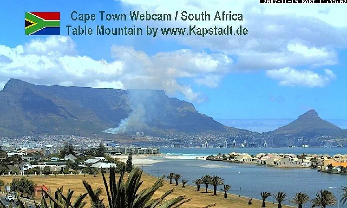 Die live Webcam fing dieses Feldfeuer am Tafelberg ini Kapstadt im November 2007 auf, dass durch eine weggeworfene Zigarette entfacht wurde.