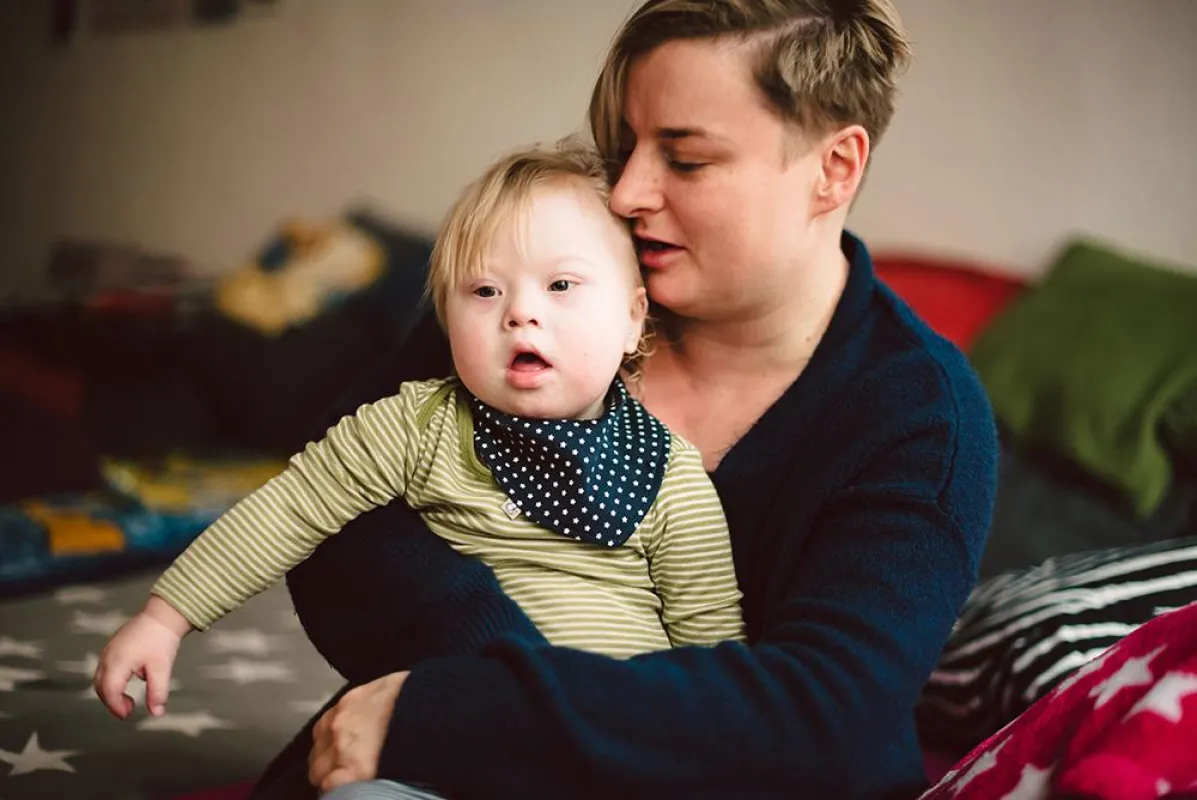 Glücklich: Melanie Kramer mit ihrem Sohn Oskar (Foto: Sally Lazic)