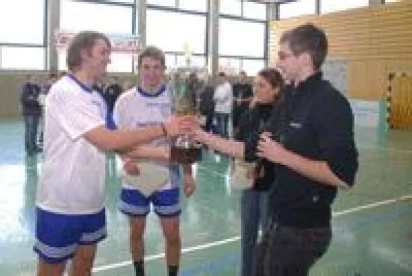 Bild: Landjugendliche im Fußballfieber - Erhard Sport unterstützt Hallenfußballturnier der ELJ Uffenheim