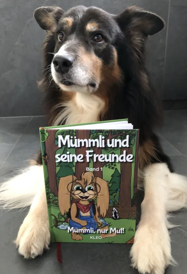Familienhund der Autorin präsentiert das neue Kinderbuch (© Kleo)
