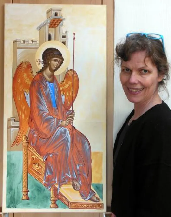 Ikonenmalerin Kirsten Voß mit einer großformatigen Ikone