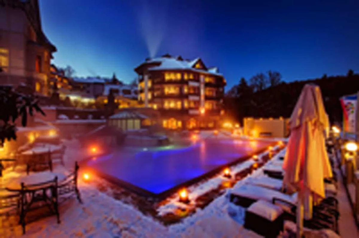 ganzjährig beheizter Außenpool Laguna SPA