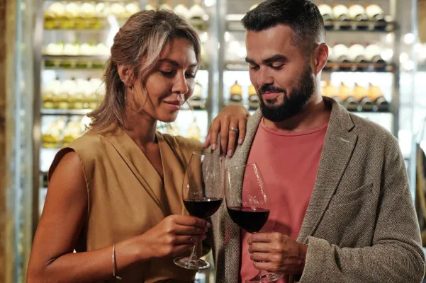 Bild: Wie wählt man den perfekten Wein für jede Gelegenheit aus, und serviert ihn professionell?