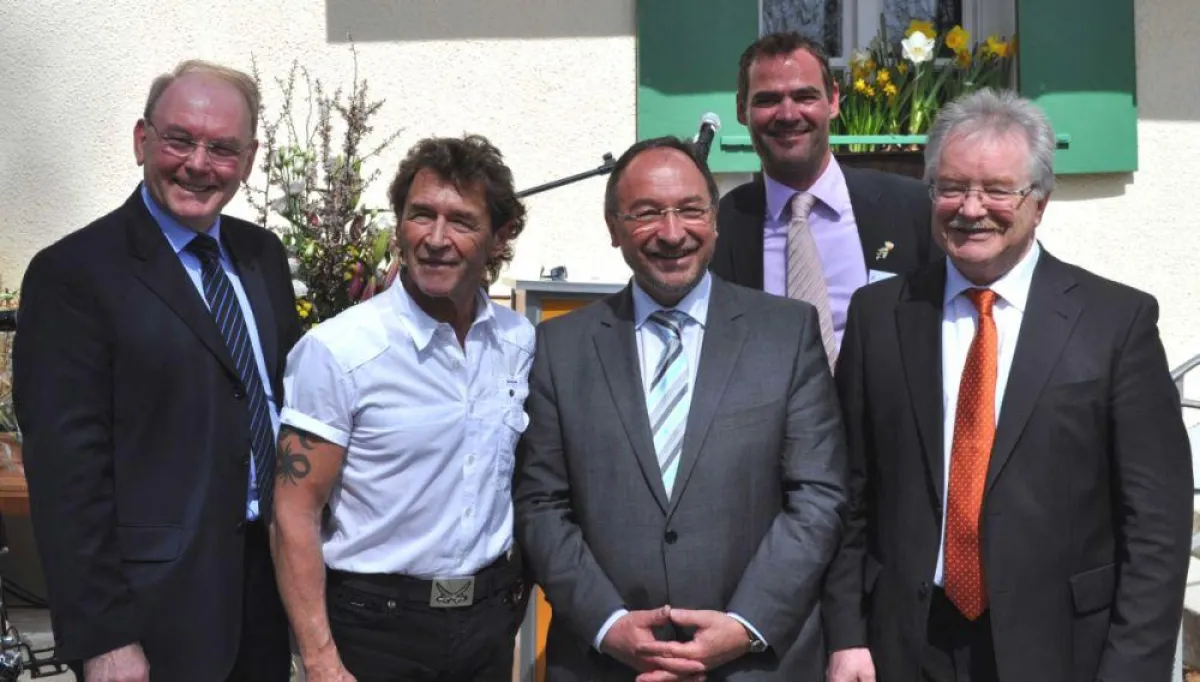 DJH-Bayern Präsident Gerhard Koller, Peter Maffay, Landrat Karl Roth, Albert Luppart und Ferdinand Pfaffinger (v.l.)